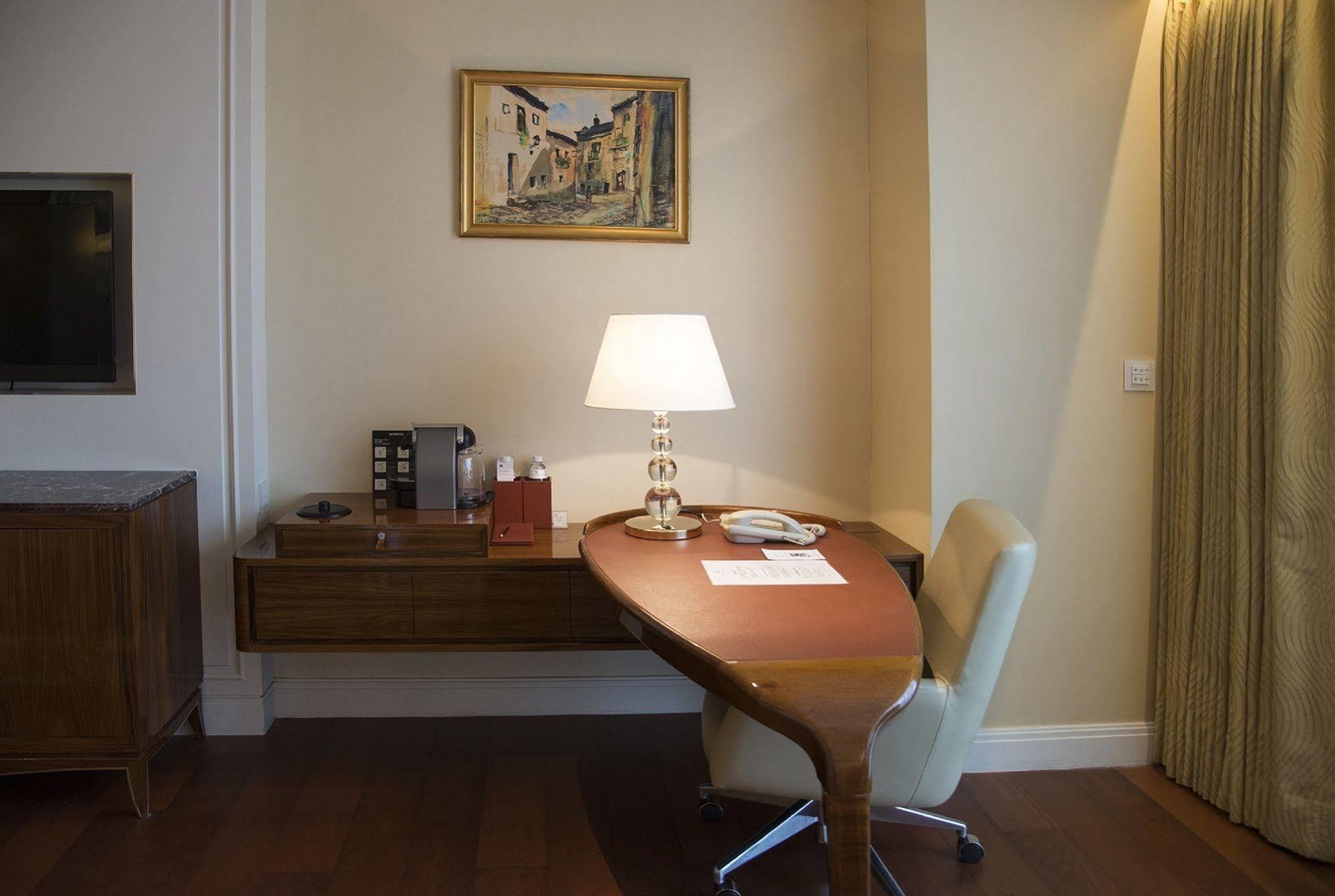 The Okura Prestige Taipei Ξενοδοχείο Εξωτερικό φωτογραφία A desk in a hotel room